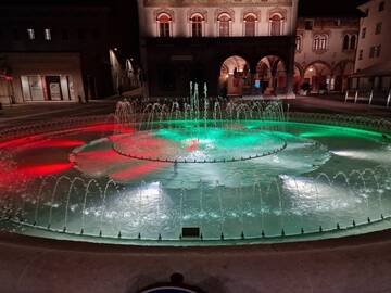 Nuova illuminazione per la fontana di Piazza Rosmini a Rovereto