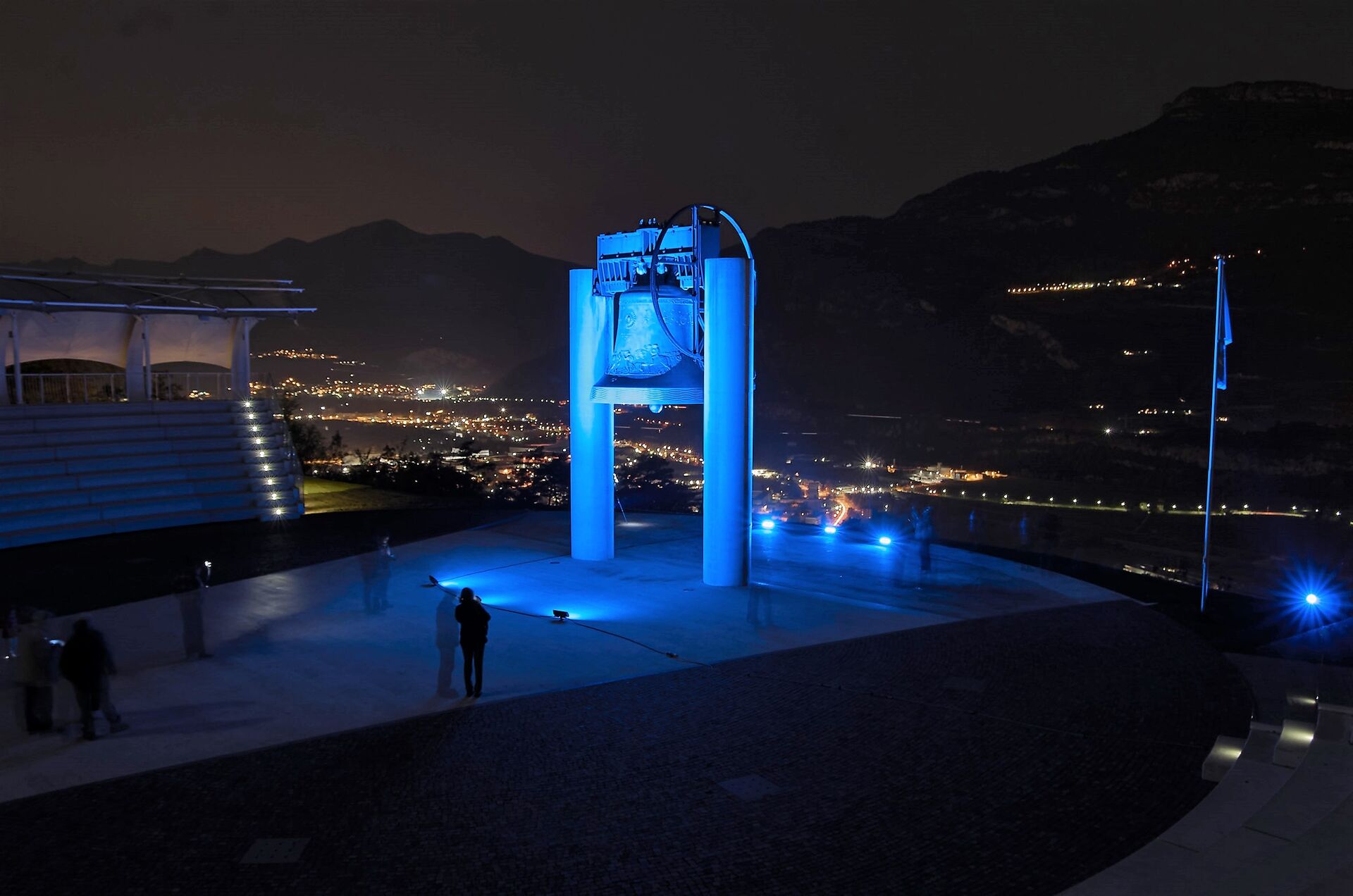 Immagine: Campana dei caduti con luce blu