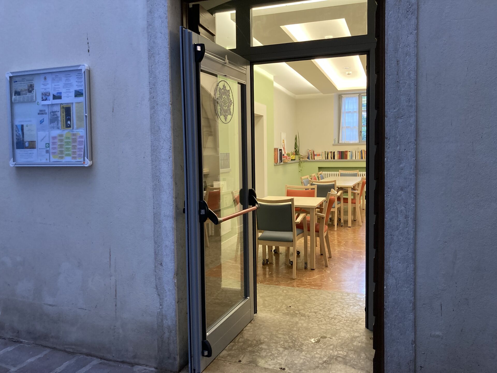 Immagine: Entrata Centro Anziani Via Portici