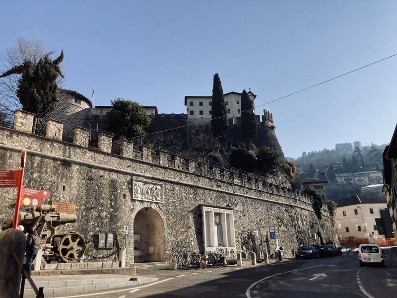 Immagine: Museo della Guerra visto da piazza Podestà