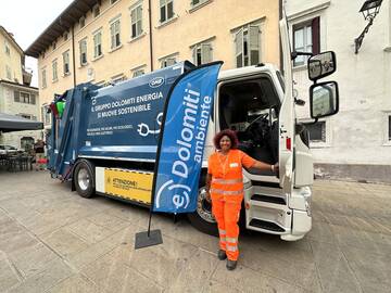 Dolomiti Ambiente ha presentato i nuovi veicoli elettrici: una flotta aziendale intelligente, sicura e che si muove sempre più grazie all’energia della natura