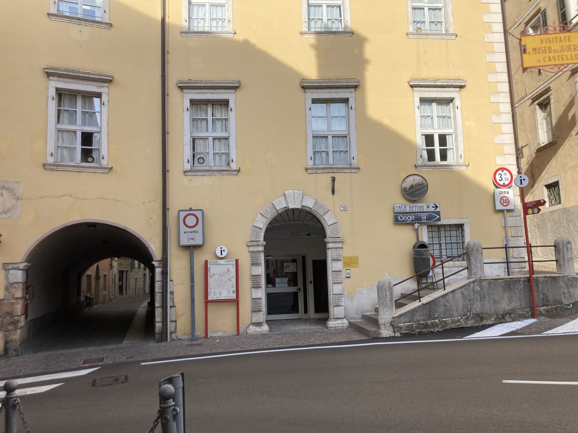 entrata palazzo Baroni Marisa